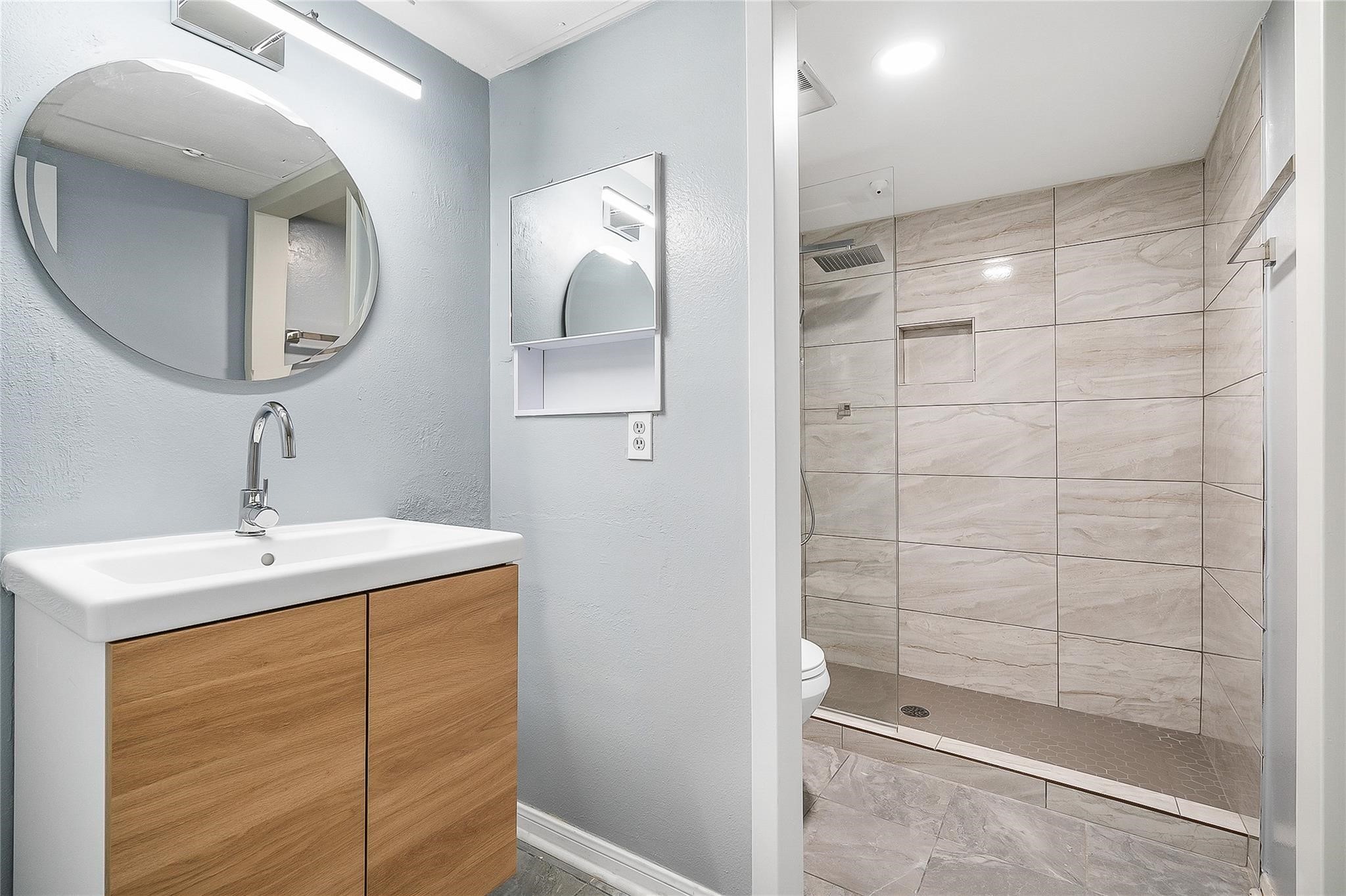 3100 Walnut Bend Lane, Unit 116 Houston, TX 77042 - Photo 14 of 15 a bathroom with a sink and a mirror
