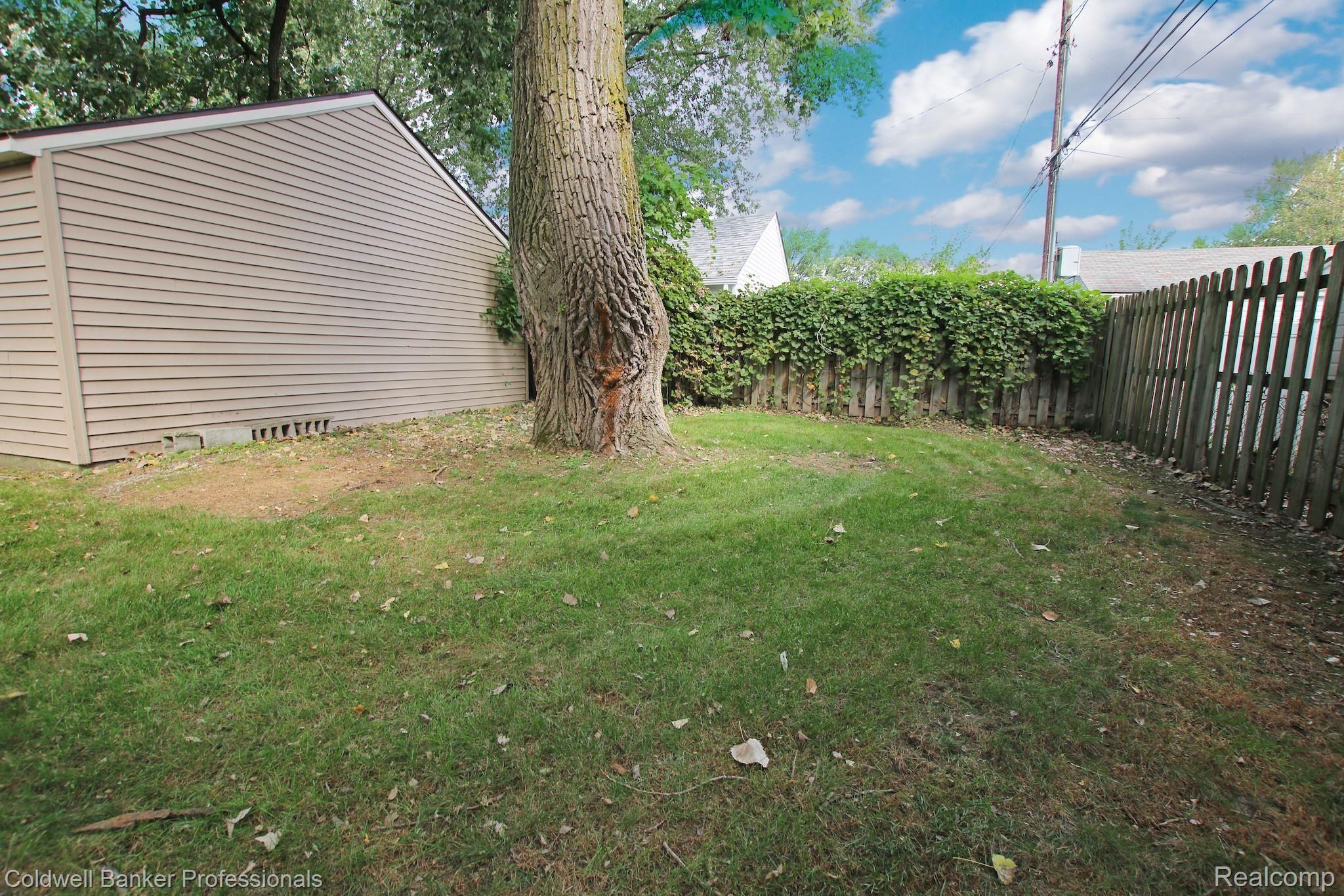 2696 Wakefield Road Berkley, MI 48072 - Photo 38 of 38 38) Backyard.jpg