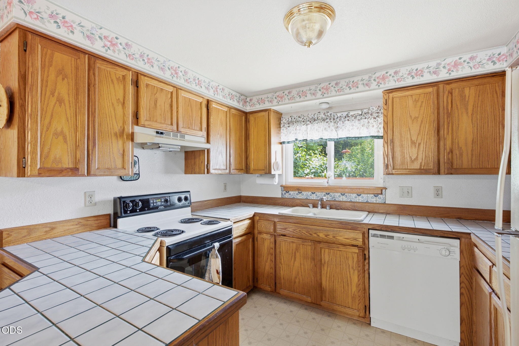 103 Brookside Court Rogue River, OR 97537 - Photo 7 of 27 a kitchen with a sink stove and cabinets