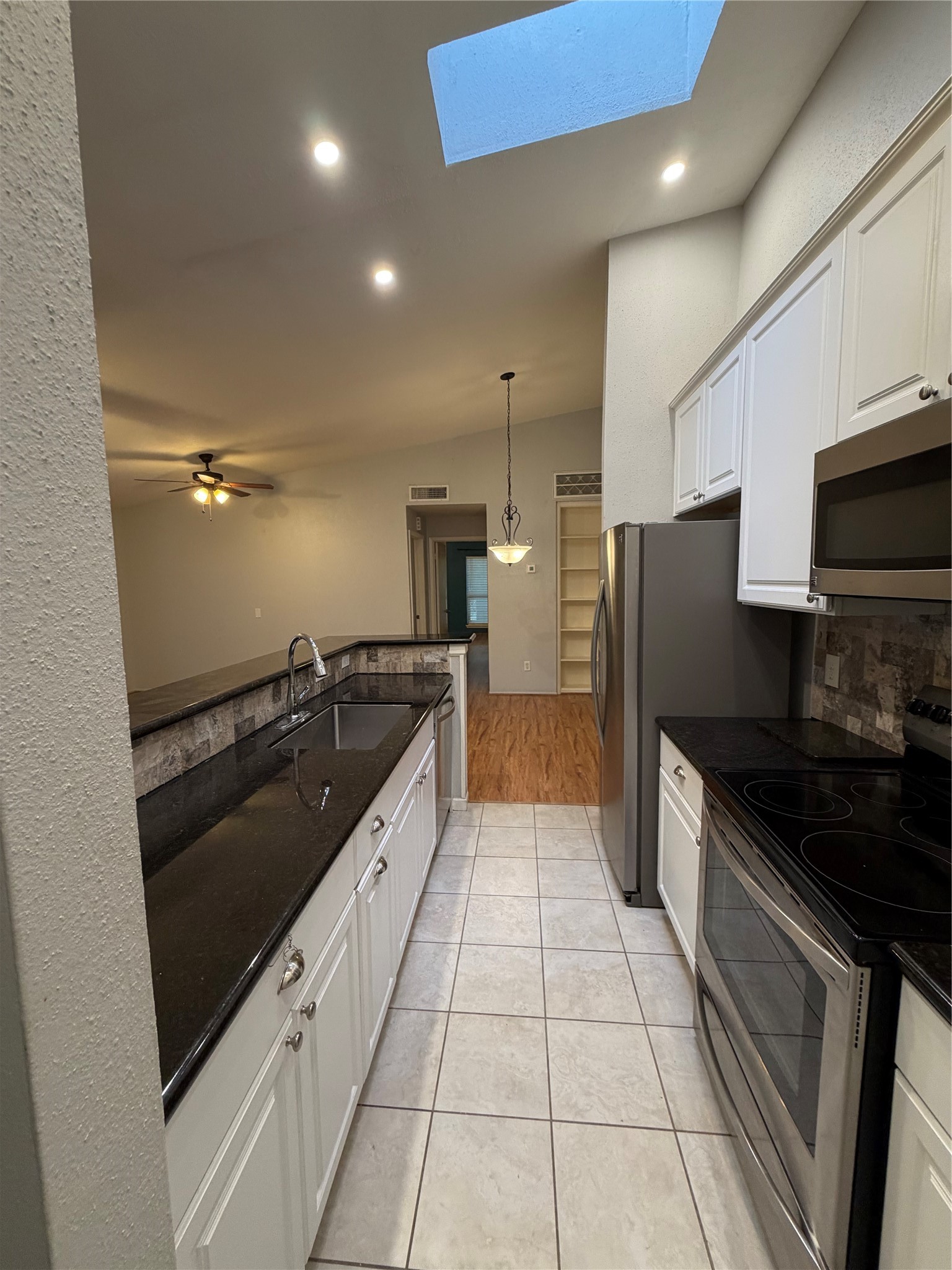 2425 Augusta Drive, Unit 36 Houston, TX 77057 - Photo 14 of 24 a large kitchen with a stove a sink and a refrigerator