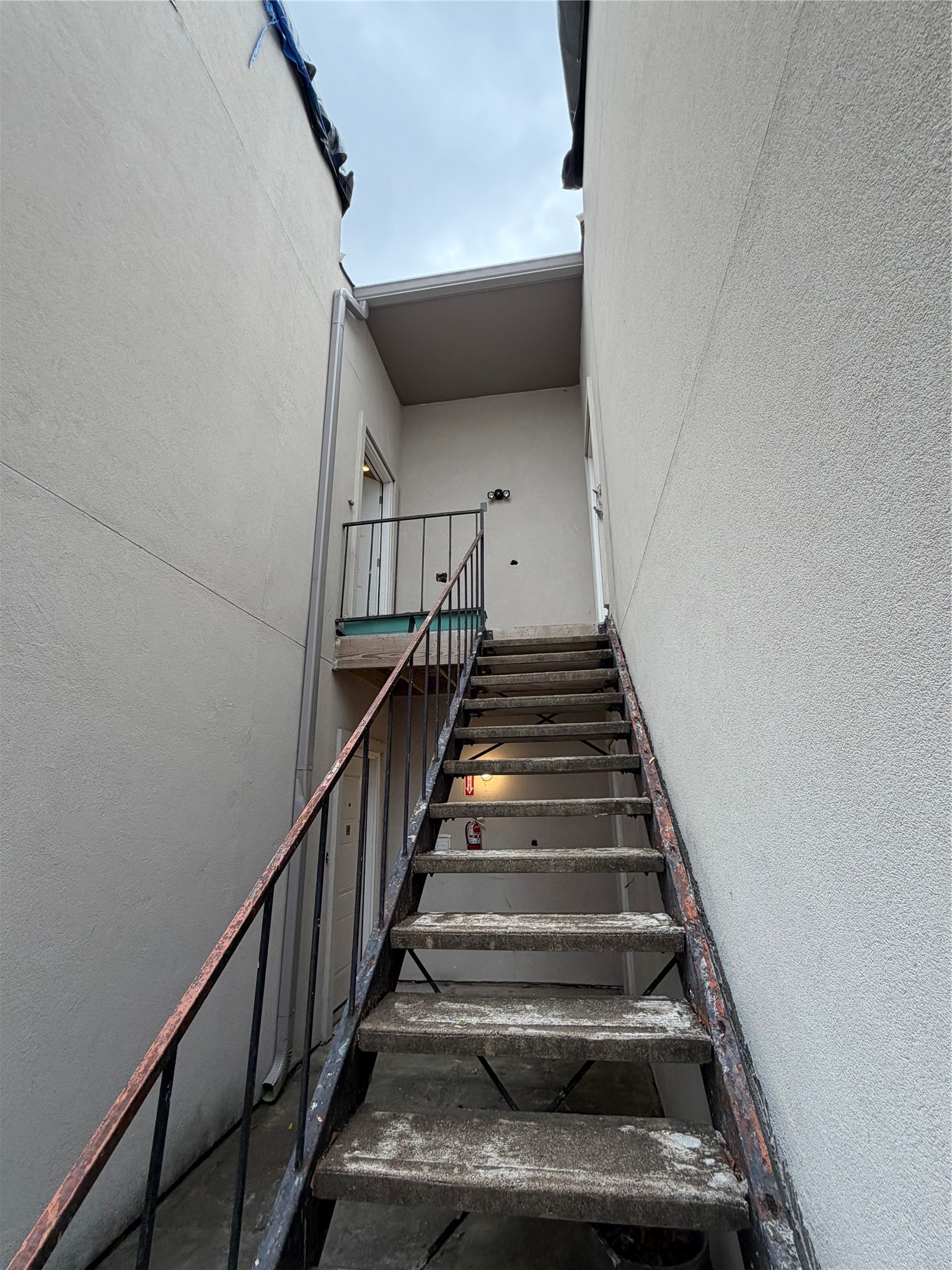 2425 Augusta Drive, Unit 36 Houston, TX 77057 - Photo 2 of 24 a view of entryway