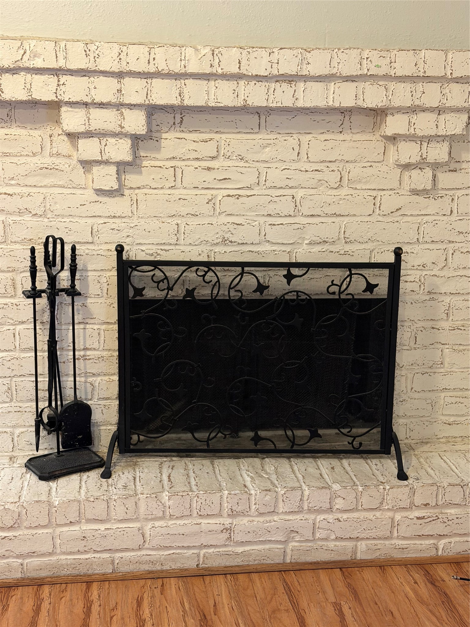 2425 Augusta Drive, Unit 36 Houston, TX 77057 - Photo 5 of 24 a fireplace