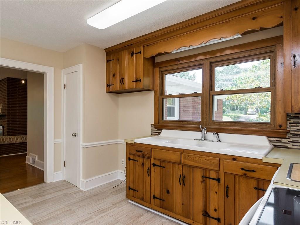 618 Rockspring Road High Point, NC 27262 - Photo 13 of 30 Gallery Image 13