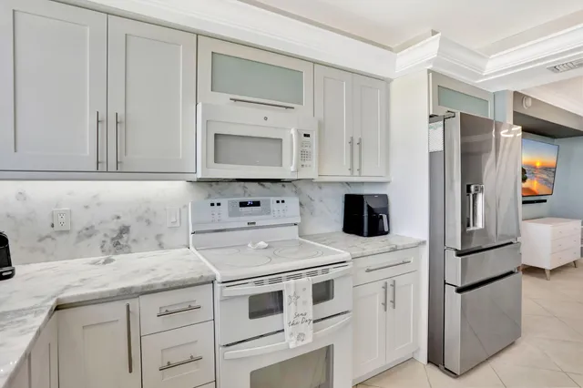 $585,000 | 1237 Hillsboro Mile, Unit 402, Hillsboro Beach, FL 33062