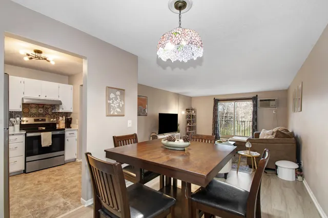 $140,000 | 5627 Green Cir Drive, Unit 208, Hopkins, MN 55343