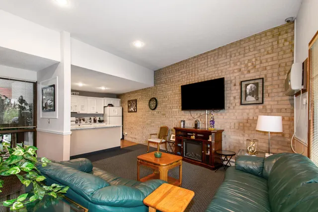 $140,000 | 5627 Green Cir Drive, Unit 208, Hopkins, MN 55343