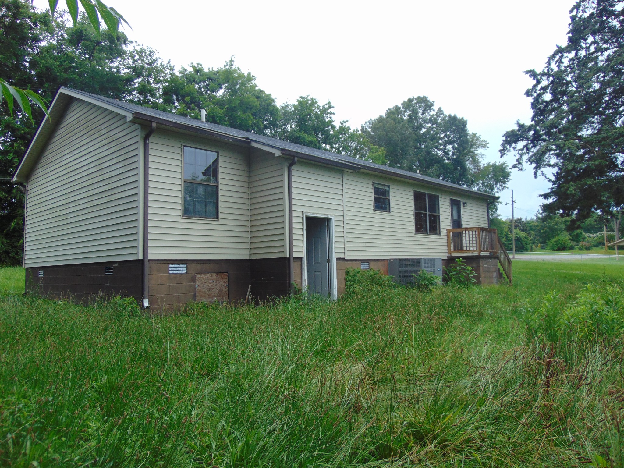 211 Wilson Street Winchester, TN 37398 - Photo 3 of 18 a front view of house with yard and green space