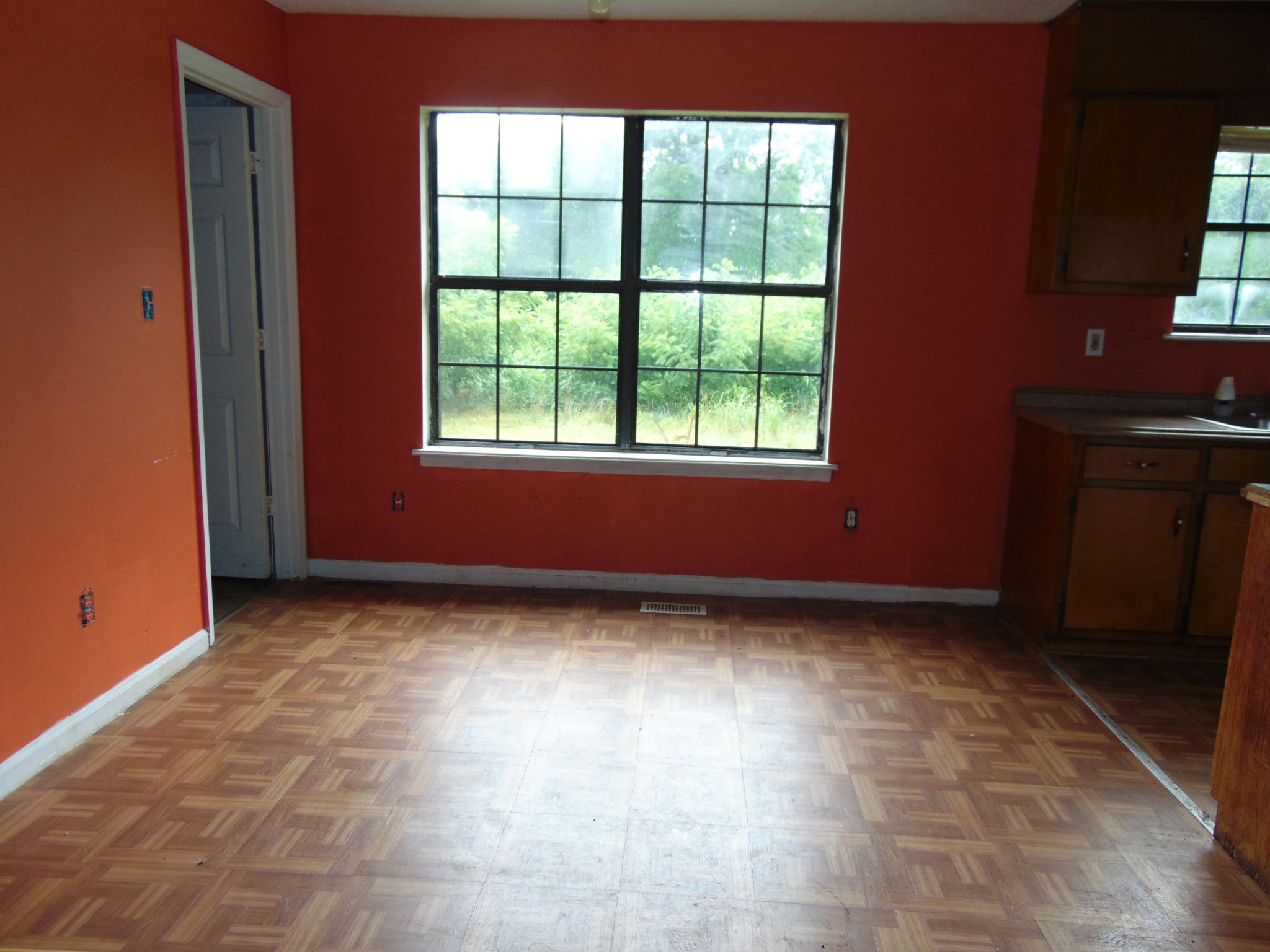 211 Wilson Street Winchester, TN 37398 - Photo 8 of 18 an empty room with windows