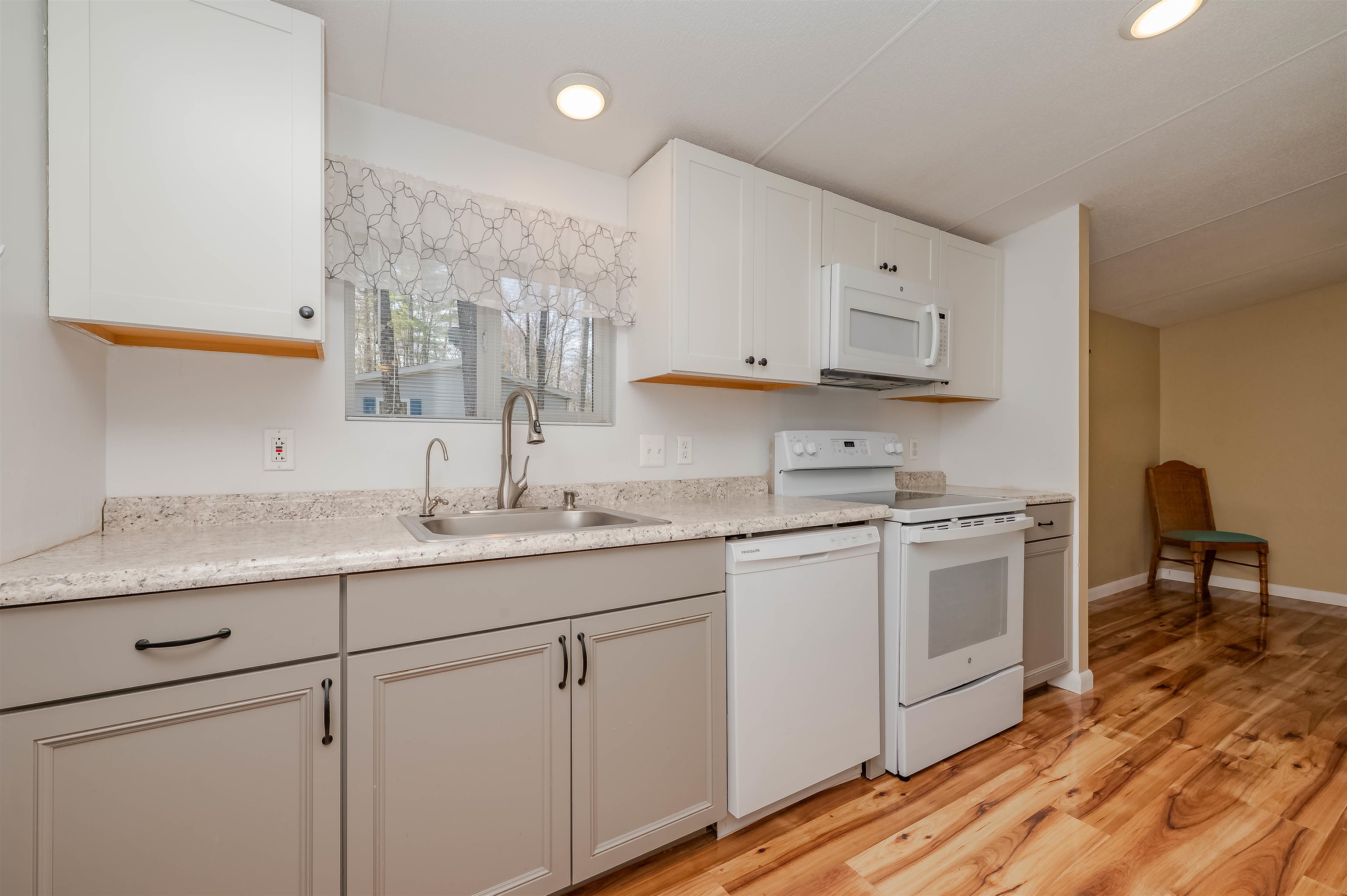 8 York Court Rochester, NH 03868 - Photo 4 of 45