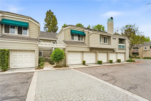 $949,000 | 19401 Sunray Lane, Unit 204, Huntington Beach, CA 92648