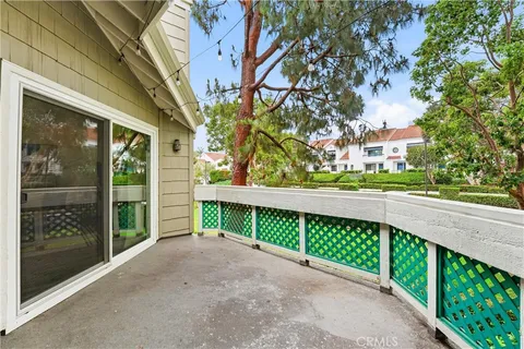 $925,000 | 19401 Sunray Lane, Unit 204, Huntington Beach, CA 92648