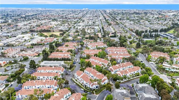 $949,000 | 19401 Sunray Lane, Unit 204, Huntington Beach, CA 92648