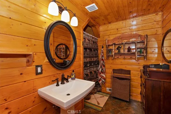 $915,000 | 28730 Potomac Drive, Lake Arrowhead, CA 92352