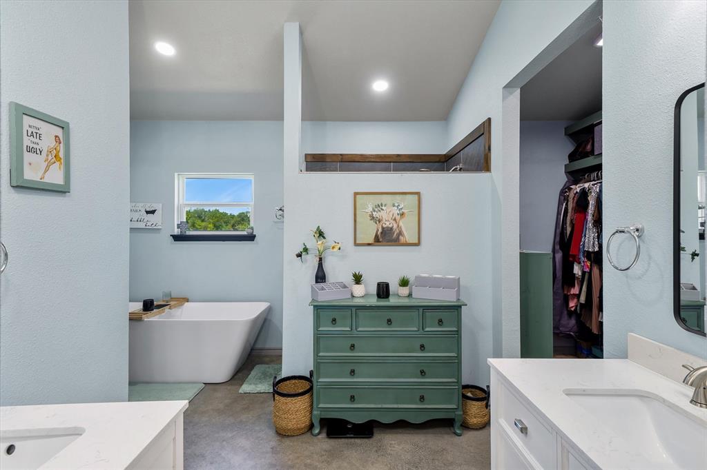 1026 VZ County Road Canton, TX 75103 - Photo 11 of 40 a bathroom with a bathtub sink and toilet
