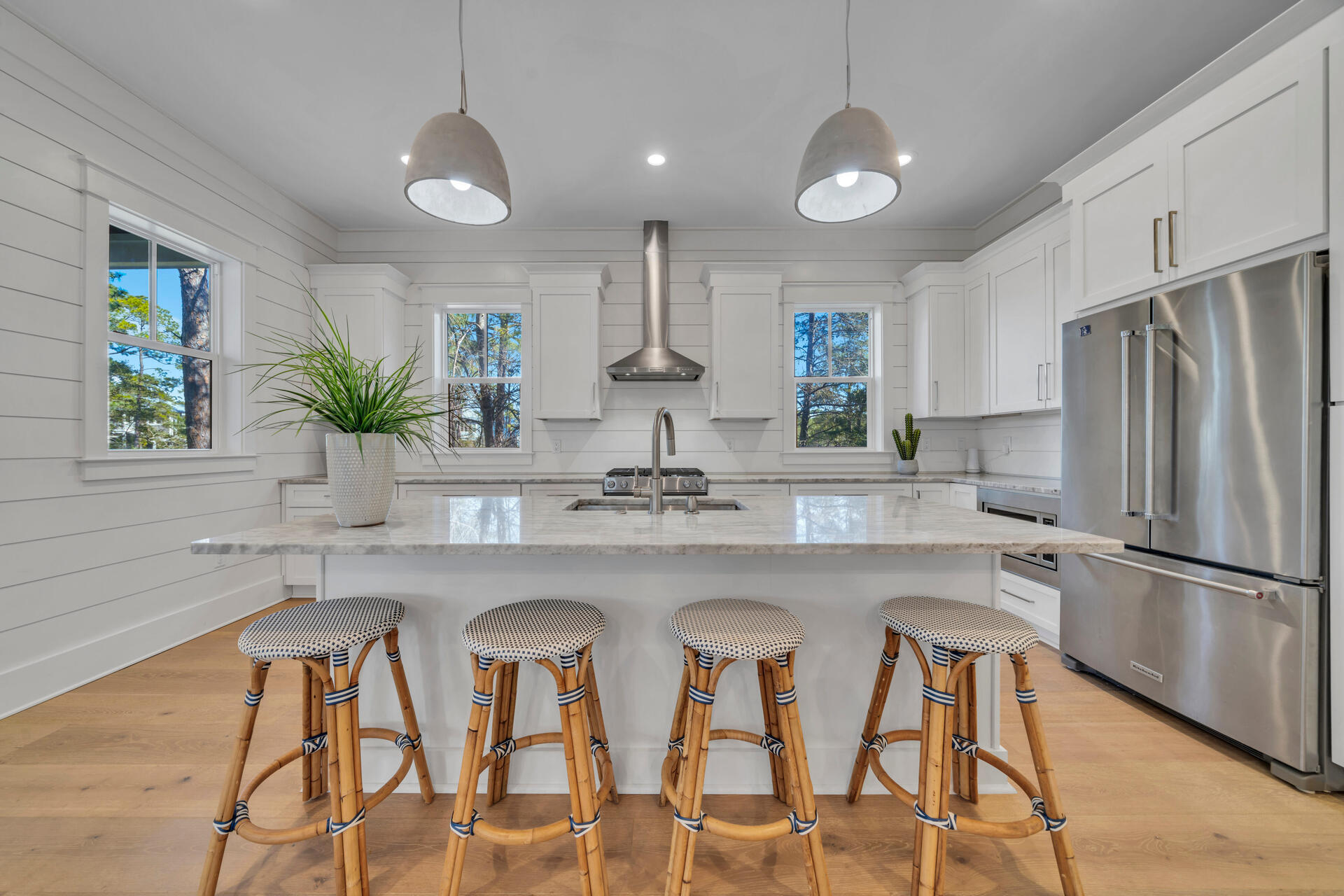 Large island with granite countertops