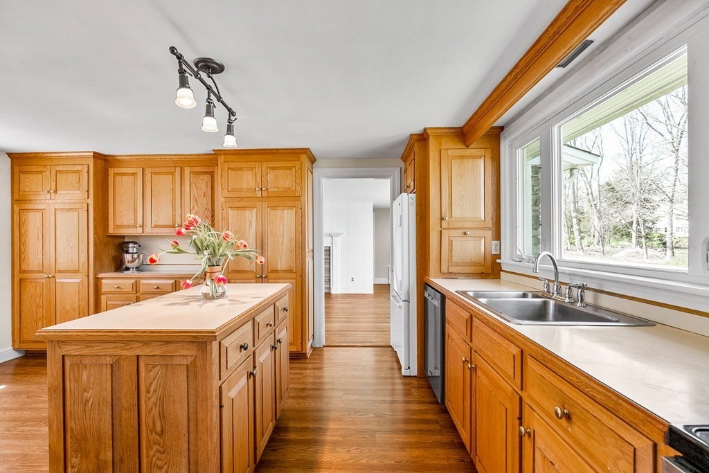 317 Gannett Road Scituate, MA 02066 - Photo 4 of 34 Gallery Image 4