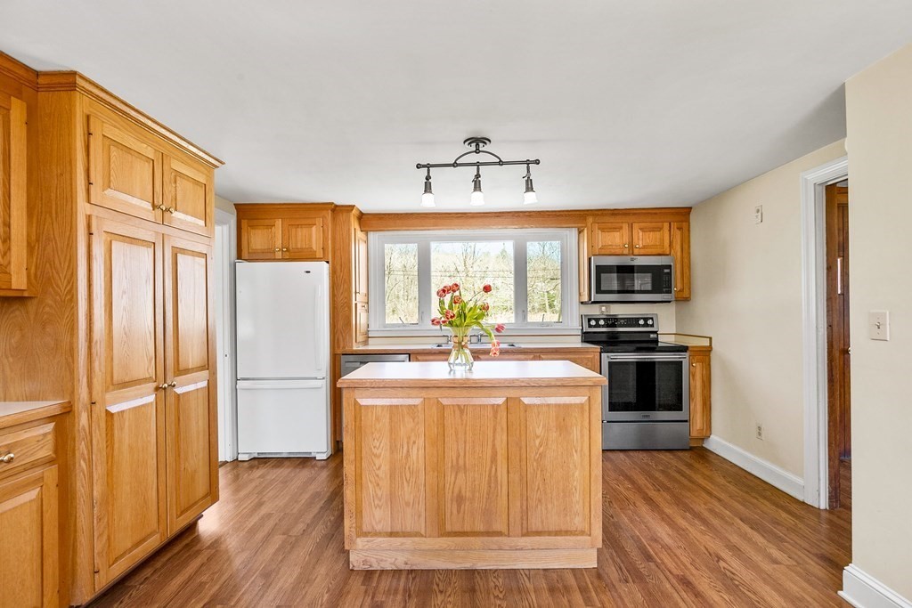 317 Gannett Road Scituate, MA 02066 - Photo 6 of 34 Gallery Image 6