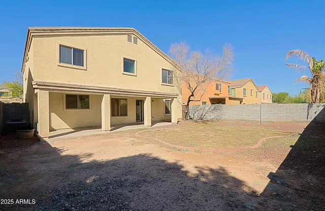 a view of a house with backyard