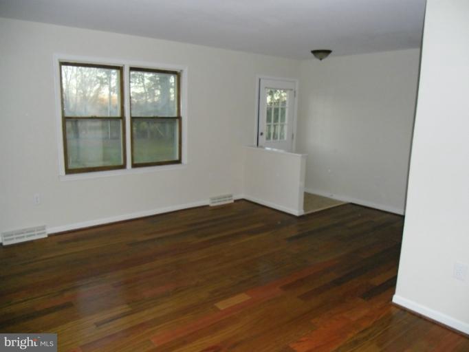 1922 Country Road Beaverdam, VA 23015 - Photo 8 of 16 Living Room