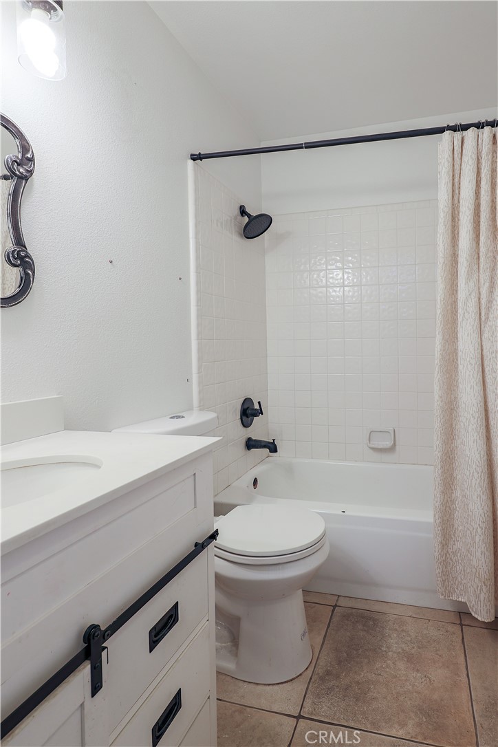 308 Harbor Drive Atwater, CA 95301 - Photo 28 of 58 a bathroom with a sink a toilet and a bathtub