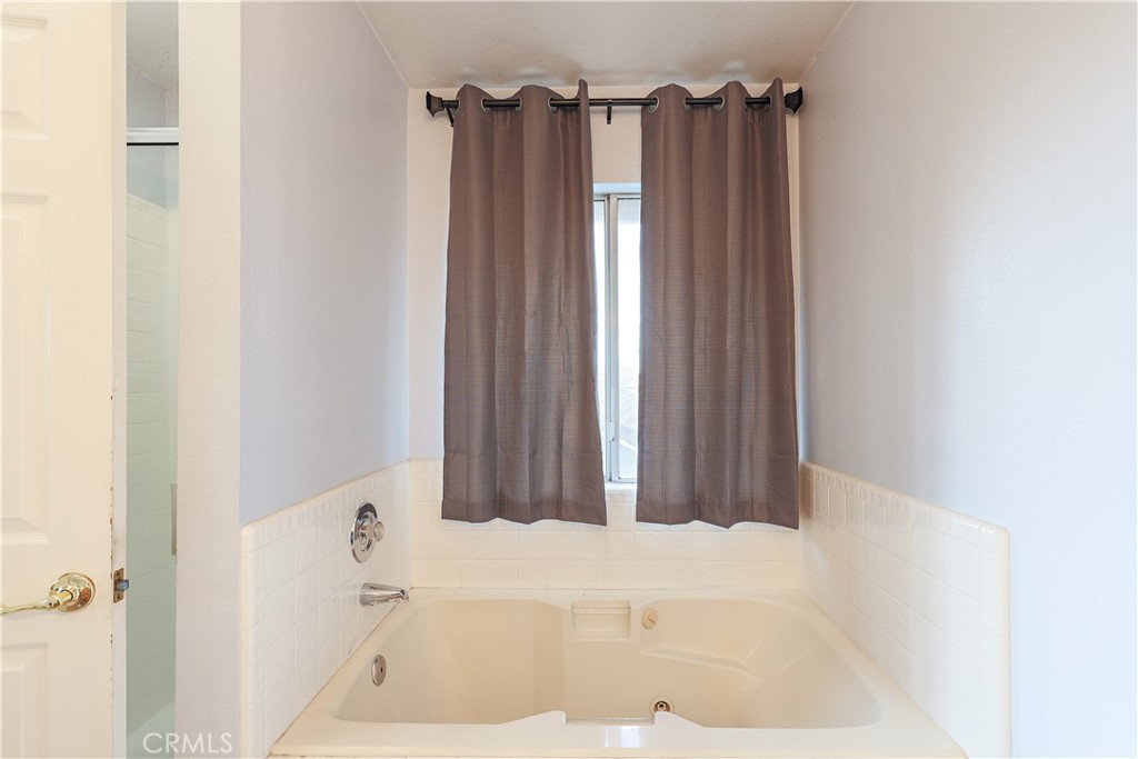 308 Harbor Drive Atwater, CA 95301 - Photo 34 of 58 a bathroom with shower and bathtub