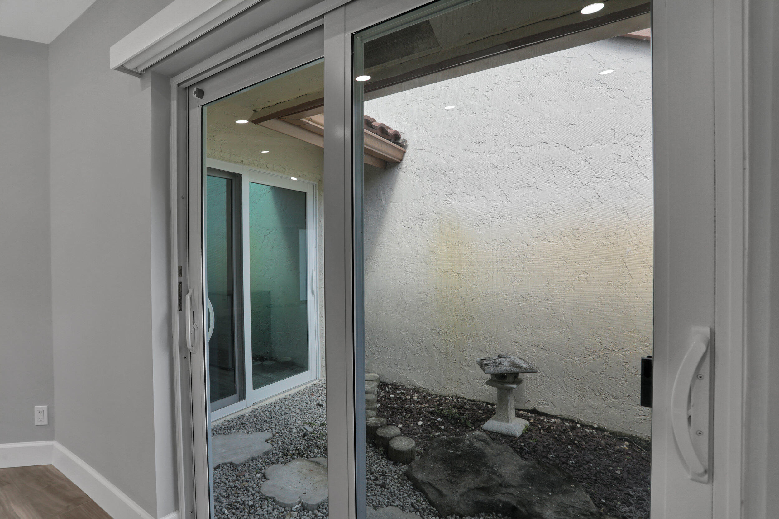 23271 Water Circle Boca Raton, FL 33486 - Photo 27 of 64 Side yard