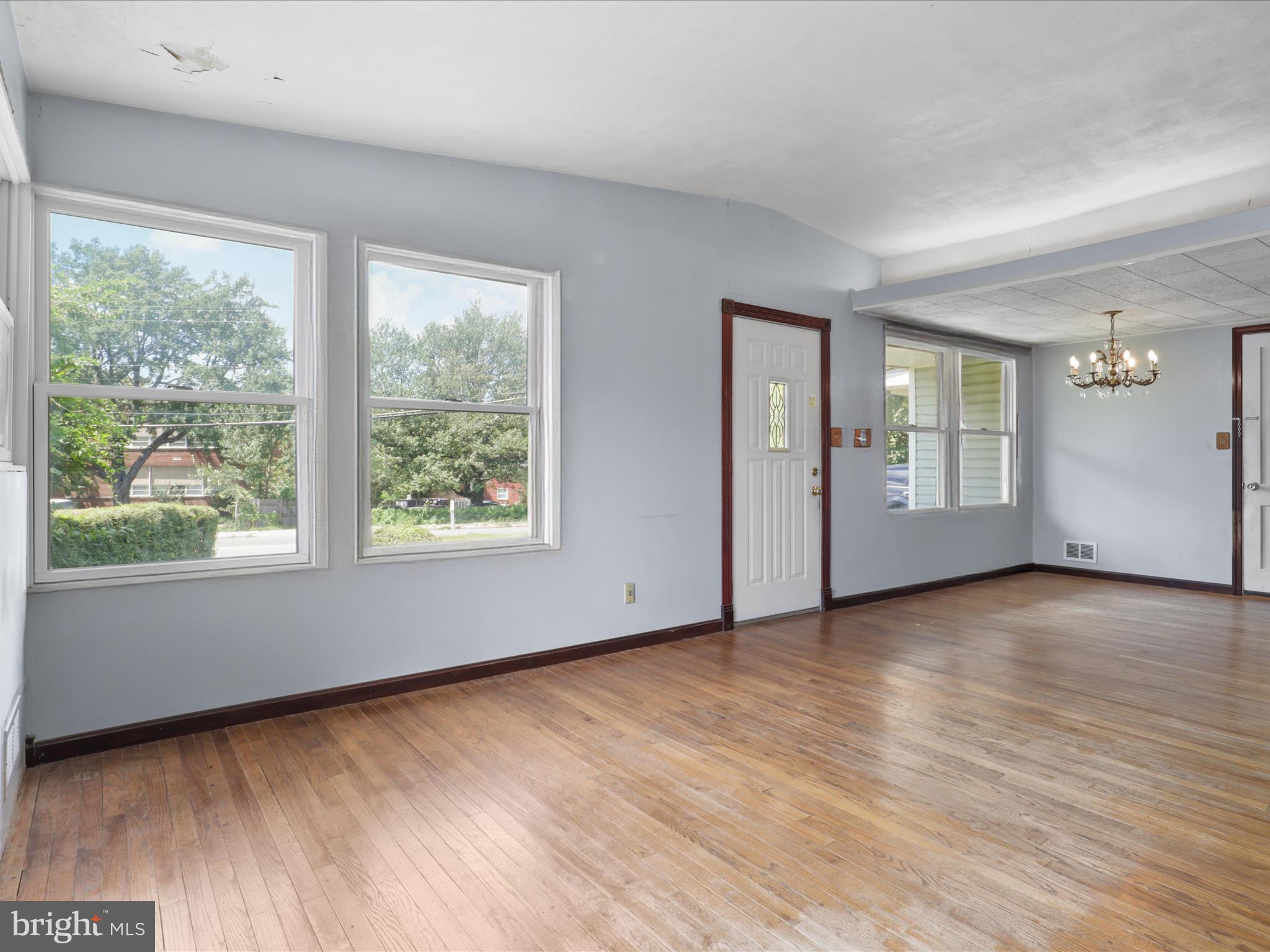 3025 Graham Road Falls Church, VA 22042 - Photo 5 of 31 Main living/dining area