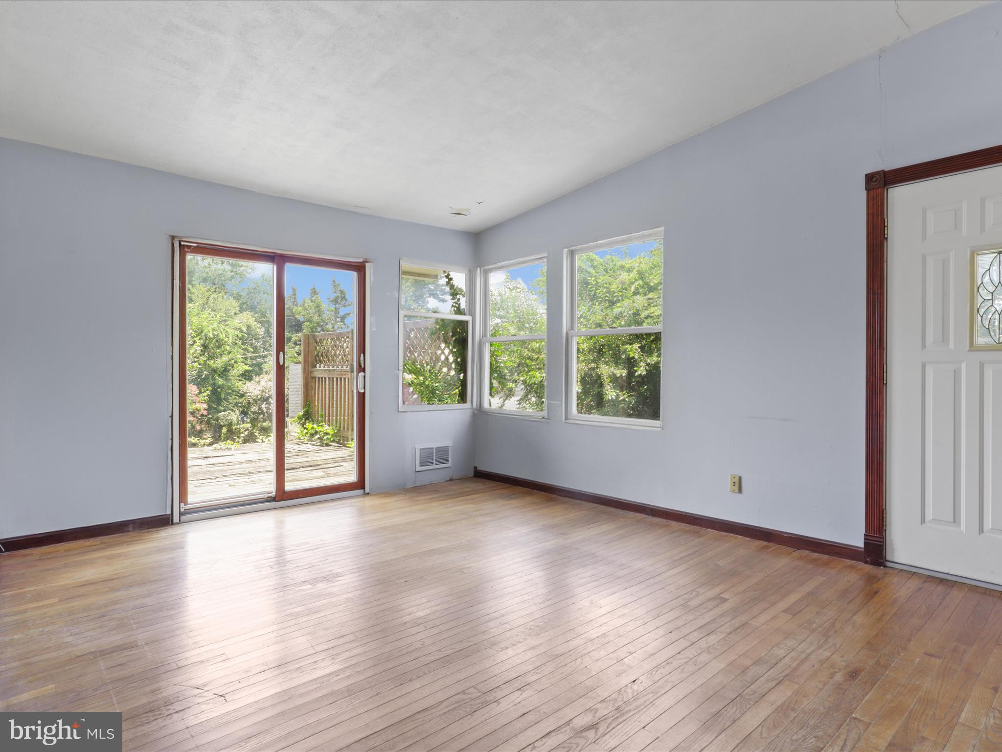 3025 Graham Road Falls Church, VA 22042 - Photo 6 of 31 Main living/dining area
