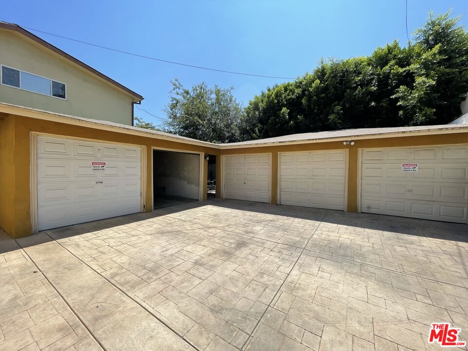 14940 Dickens Street, Unit 1 Sherman Oaks, CA 91403 - Photo 15 of 16 a backyard of a house
