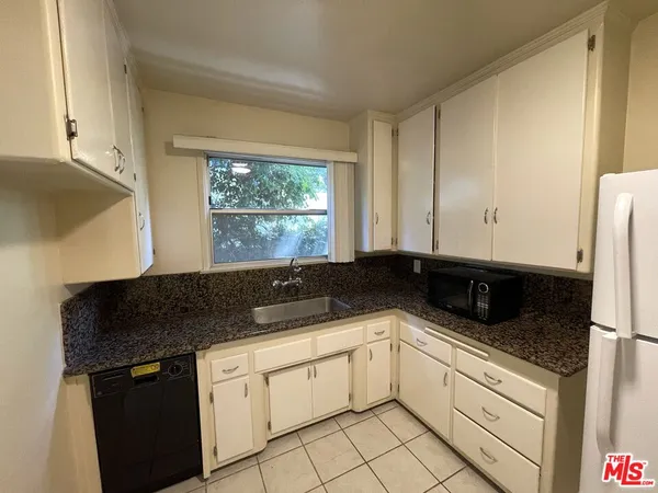 $2,095 | 14940 Dickens Street, Unit 1, Sherman Oaks, CA 91403
