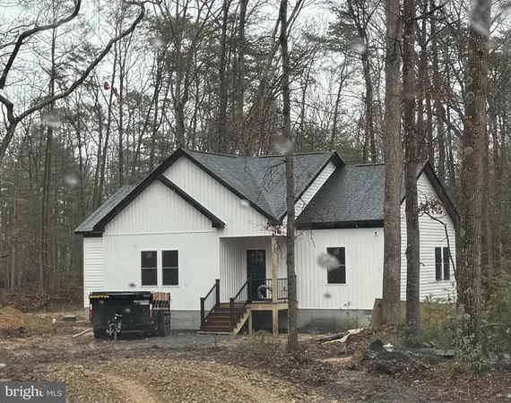 a view of a house with backyard