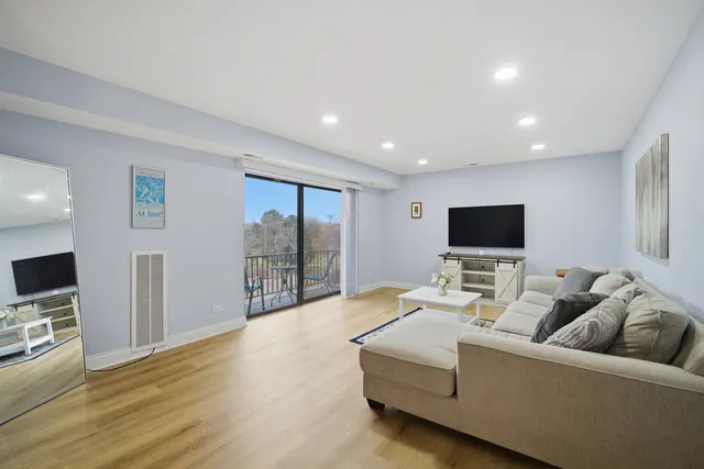 $265,000 | 263 South Clubhouse Drive, Unit 304, Palatine, IL 60074