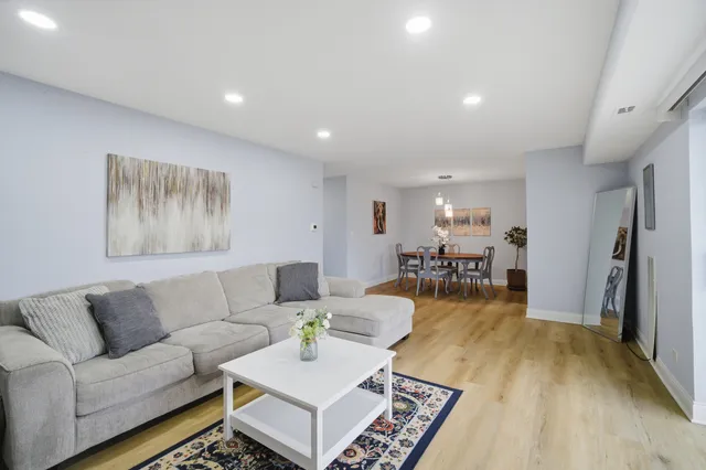 $265,000 | 263 South Clubhouse Drive, Unit 304, Palatine, IL 60074