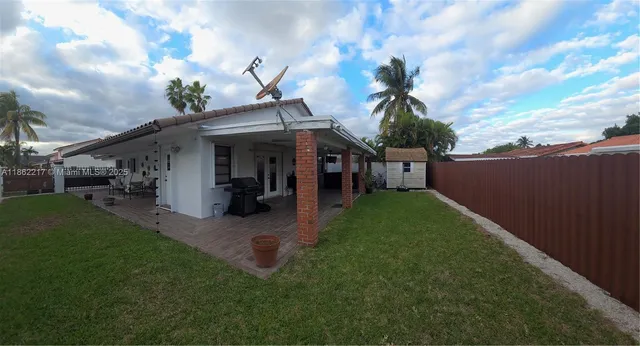 a view of a house with backyard
