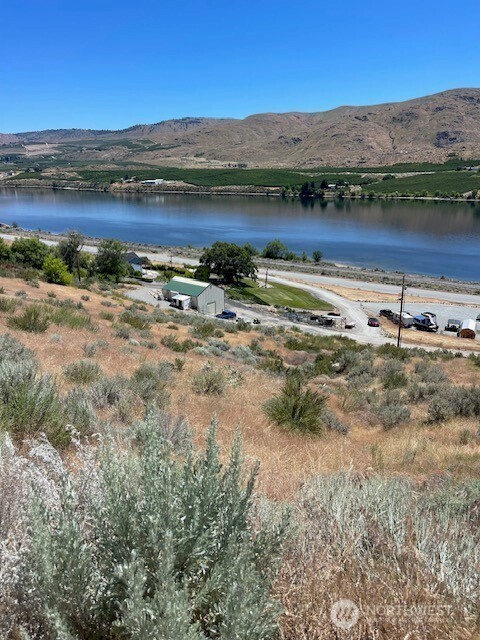 37 Osprey Nest Road Pateros, WA 98846 - Photo 4 of 13 a view of a lake with houses in the background