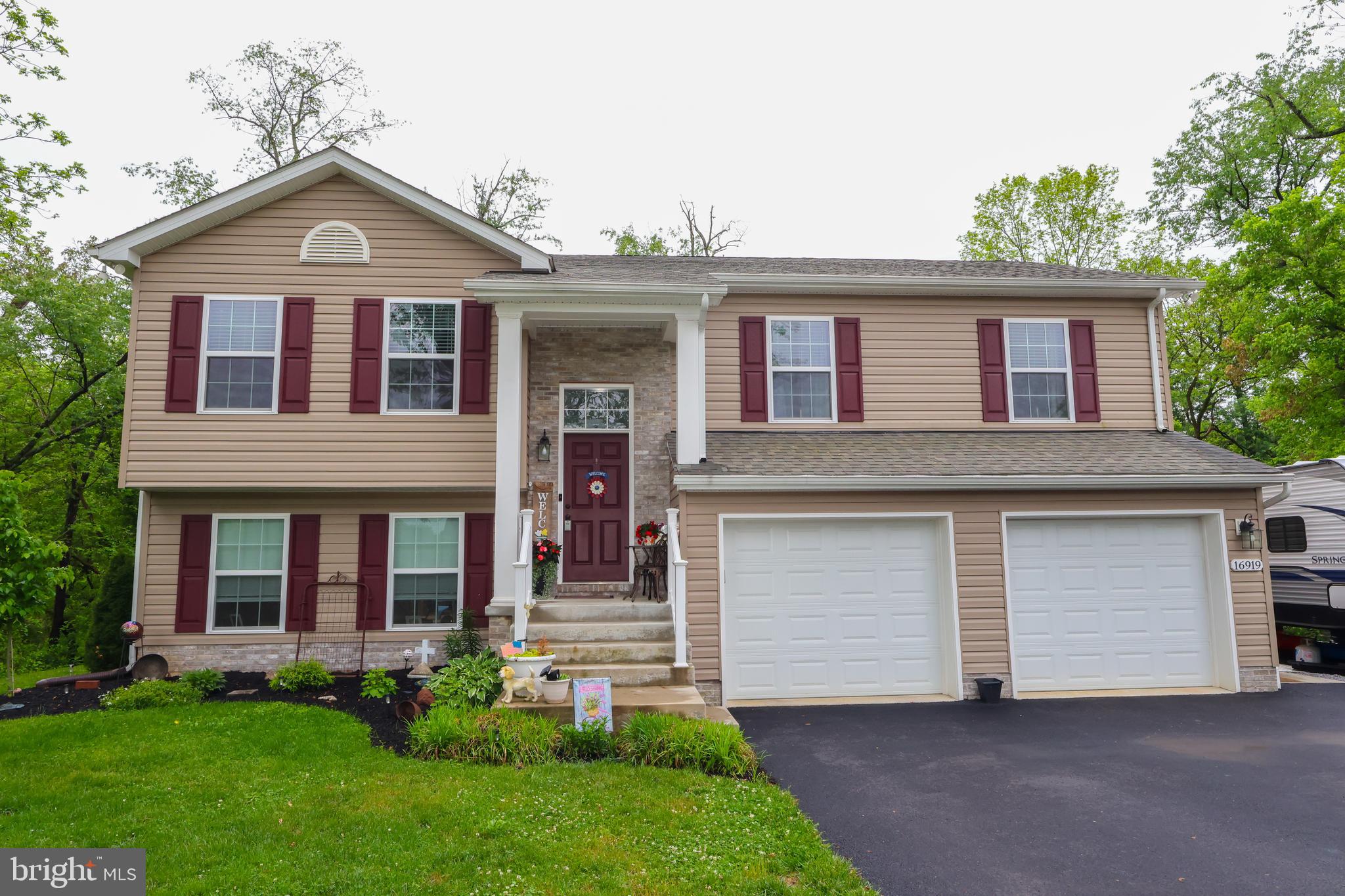 16919 Shaffer Road Sharpsburg, MD 21782 - Photo 39 of 58 front view of a house with a yard
