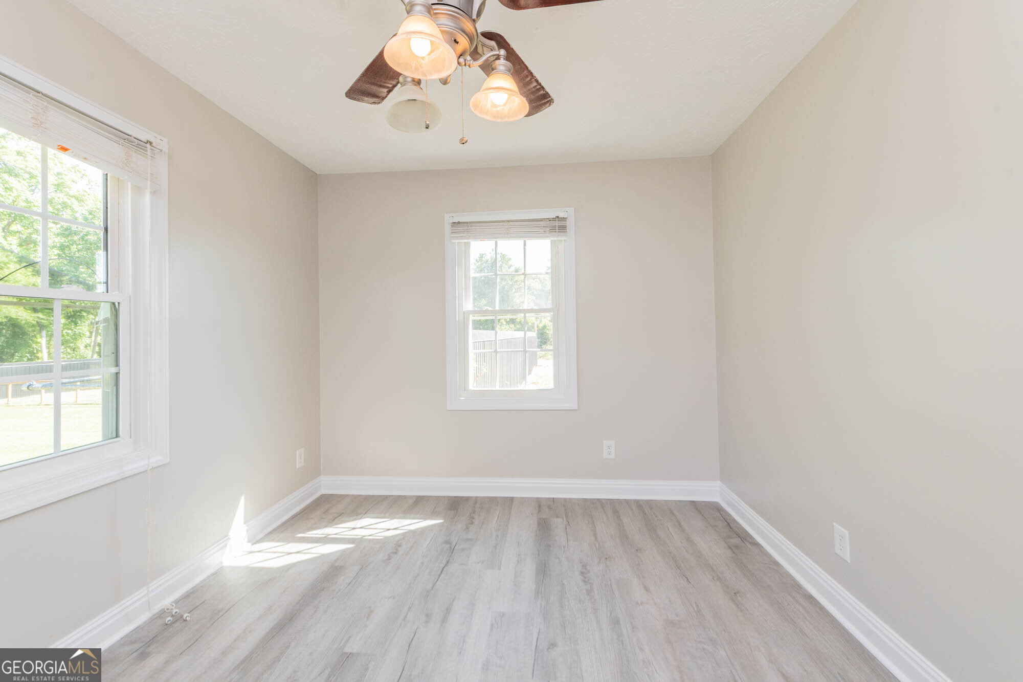 1661 Mule Creek Road Byron, GA 31008 - Photo 19 of 33 an empty room with a window