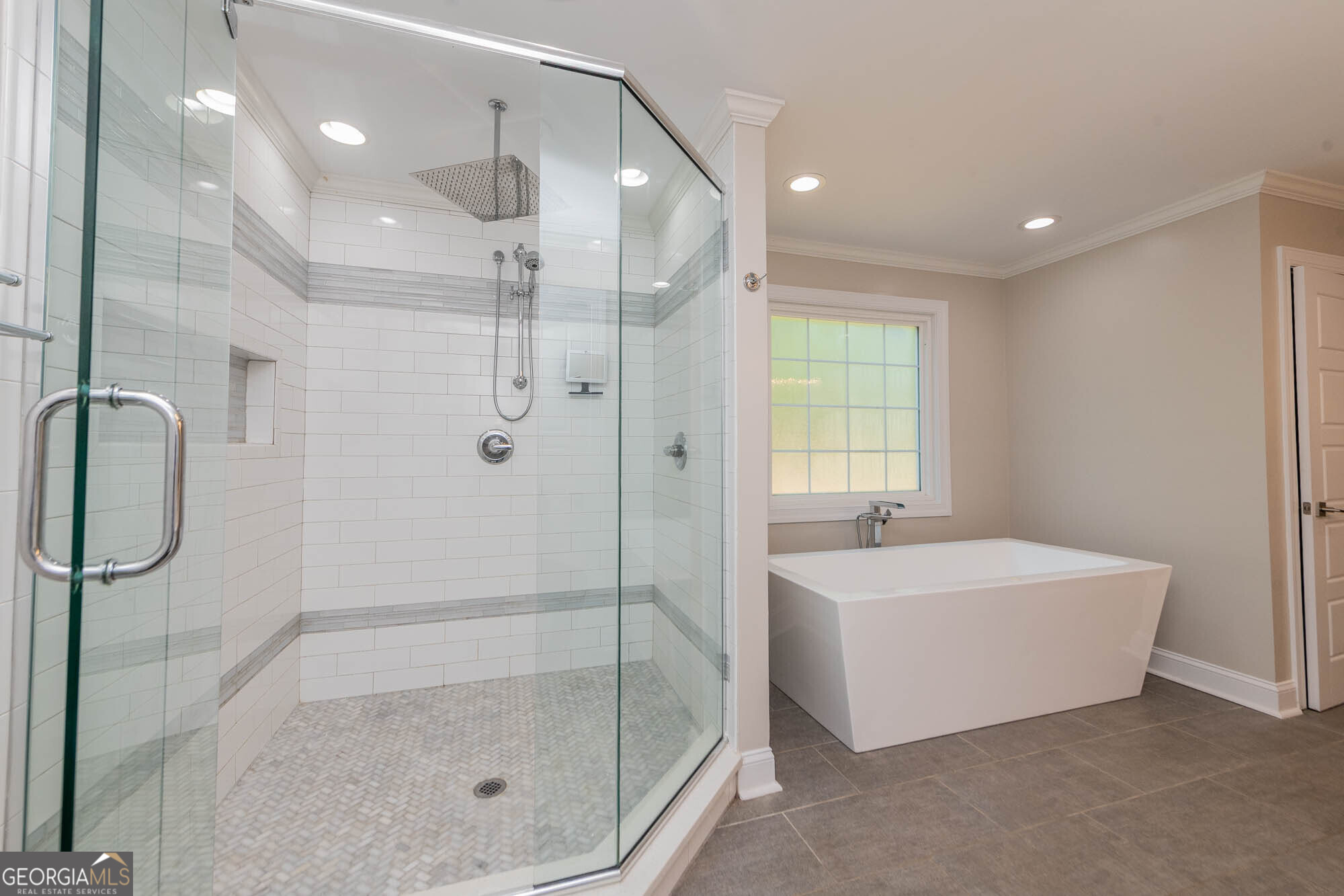 1661 Mule Creek Road Byron, GA 31008 - Photo 3 of 33 a bathroom with a tub a sink and mirror