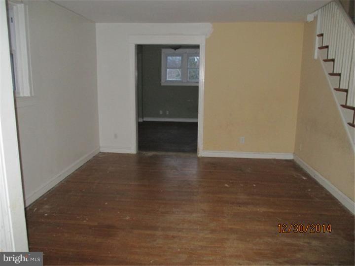 446 Hampden Road Upper Darby, PA 19082 - Photo 5 of 15 Living Room