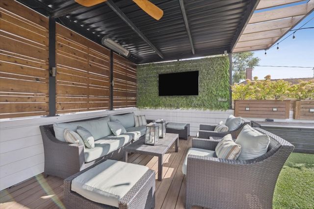 $1,695,000 | 2226 West Barry Avenue, Chicago, IL 60618