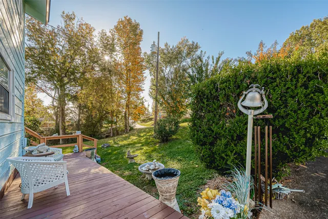 a view of a house with backyard and garden