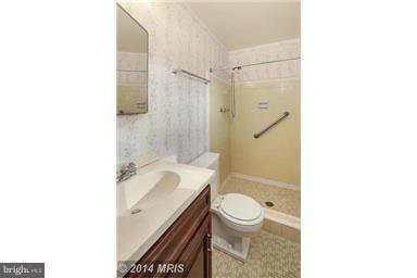 6509 Old Chesterbrook Road McLean, VA 22101 - Photo 3 of 23 Bath