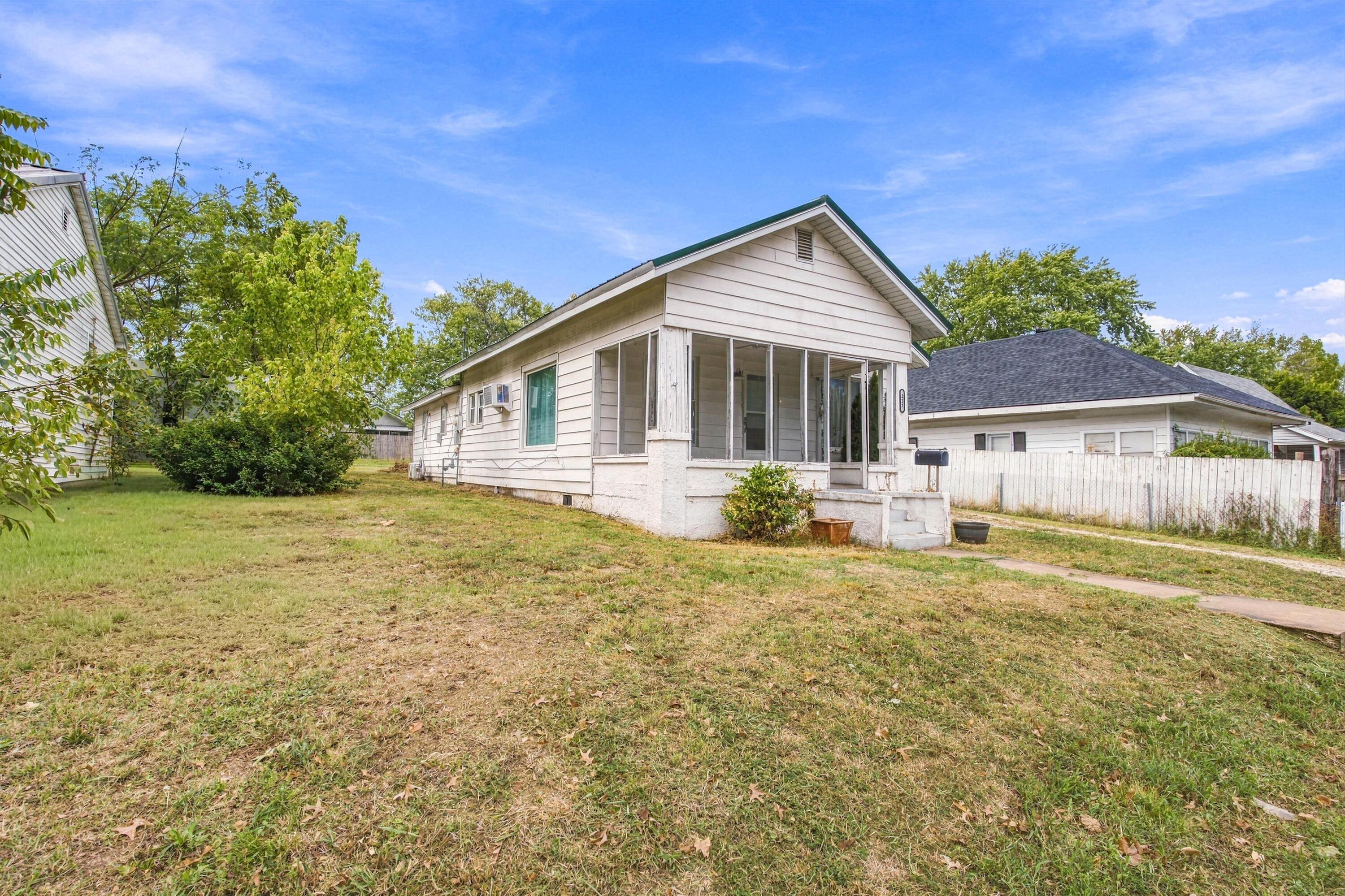 512 9th Street Monett, MO 65708 - Photo 3 of 15 Exterior Refresh 1