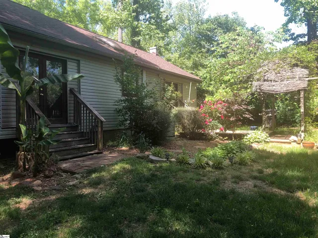 $1,788 | 42 Clarendon Avenue, Greenville, SC 29609