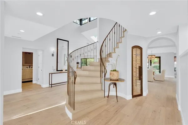 a view of entryway and livingroom with furniture