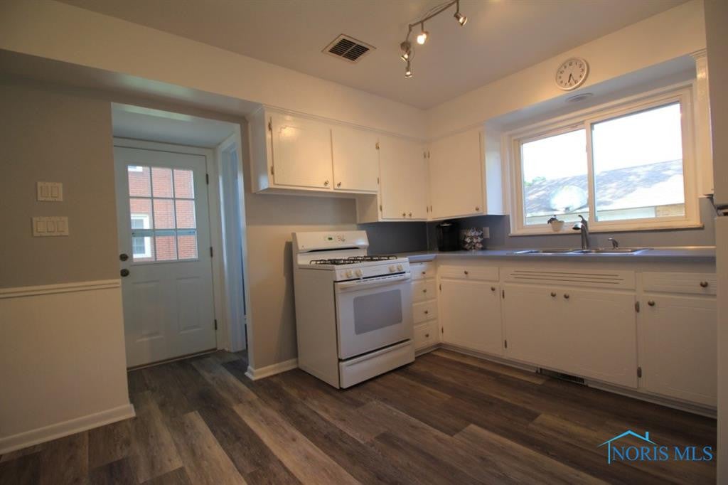 3128 Aldringham Road Toledo, OH 43606 - Photo 12 of 35 Kitchen sparkles with the new lighting.