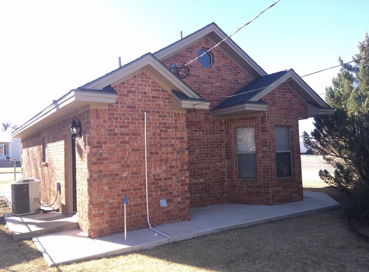 101 Southeast 6th Plainview, TX 79072 - Photo 2 of 31 a front view of a house with a yard