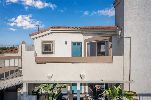 a view of a house with fountain
