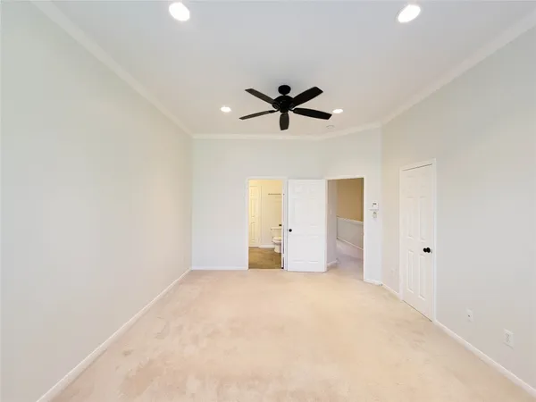 a view of a livingroom with a ceiling fan
