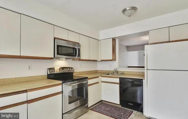 $3,400 | 5153 King Charles Way, Bethesda, MD 20814